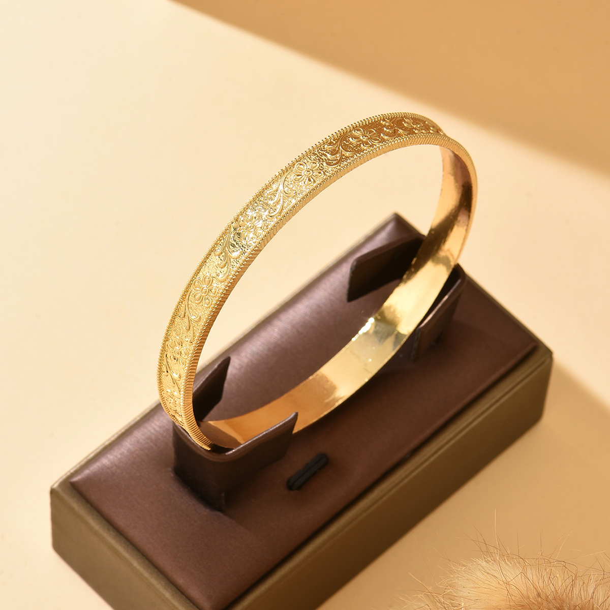 Men Accessories For Wrist - Gouden bruidshandaccessoire met uitgesneden patroon, elegante